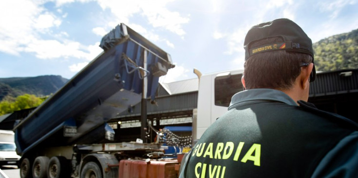 Un camió és inspeccionat a l’aduana de la Farga de Moles.