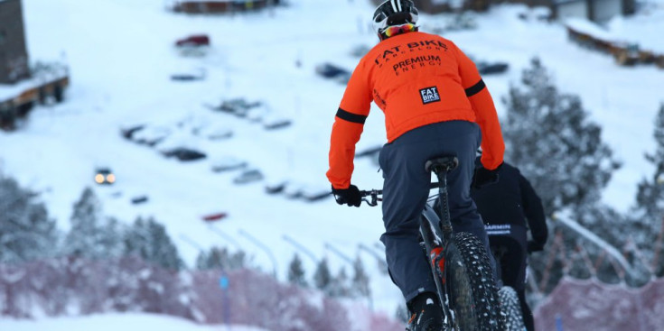 Dos ciclistes amb ‘fat bikes’ a Grau Roig.