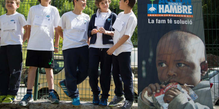 Infants de Primera Ensenyança de l’Escola Francesa de la Massana i del Col·legi dels Pirineus que ahir van participar a la ‘Curs contra la fam’.