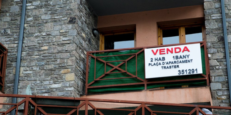 Imatge d’un pis amb el cartell que anuncia que està en venda.