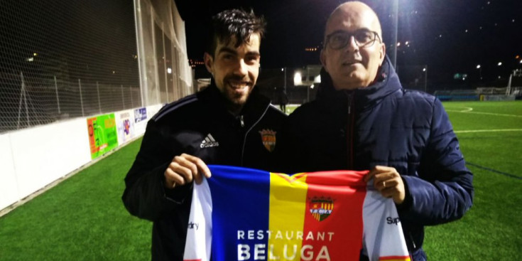 Acosta i Ferré, amb la samarreta tricolor després de l’entrenament d’ahir.