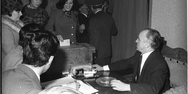 Dones votant el 1971 per primera vegada, de Fèlix Peig