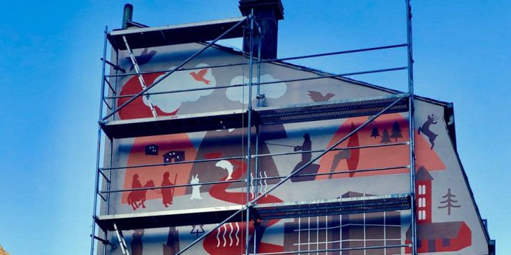 La façana amb el mural.