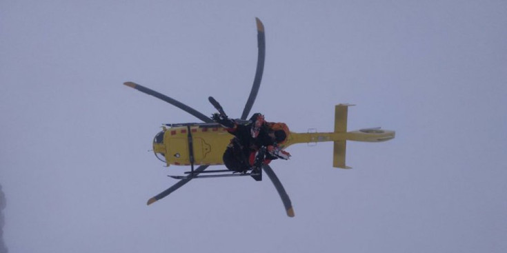 L’helicòpter dels bombers durant el rescat de l’alpinista.
