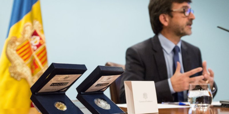 Jordi CInca presenta les dues monedes commemoratives, d'or i d'argent, amb motiu dels 25 anys de la Constitució