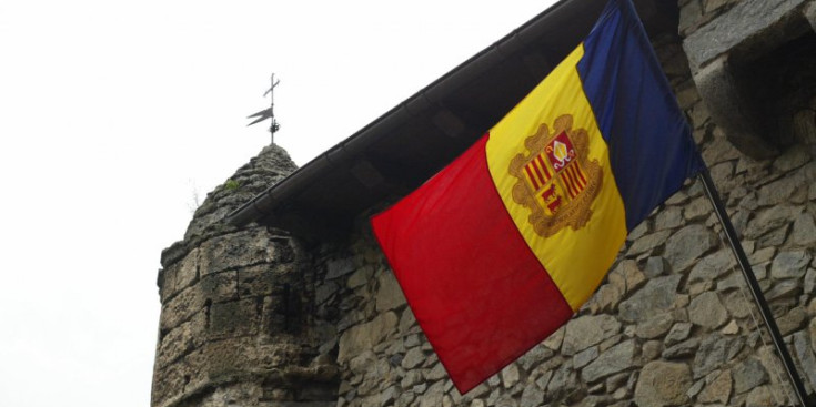 La bandera d'Andorra oneja a la Casa de la Vall