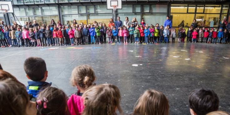 Els alumnes de l’escola andorrana d’Andorra la Vella canten l’himne
