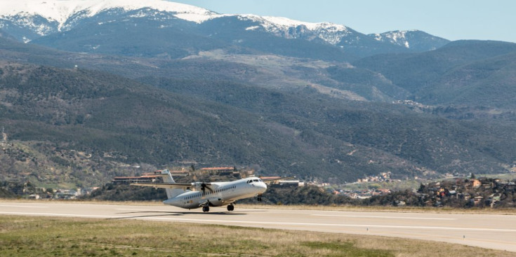 Un avió fent proves a l’aeroport de la Seu d’Urgell, la primavera passada.