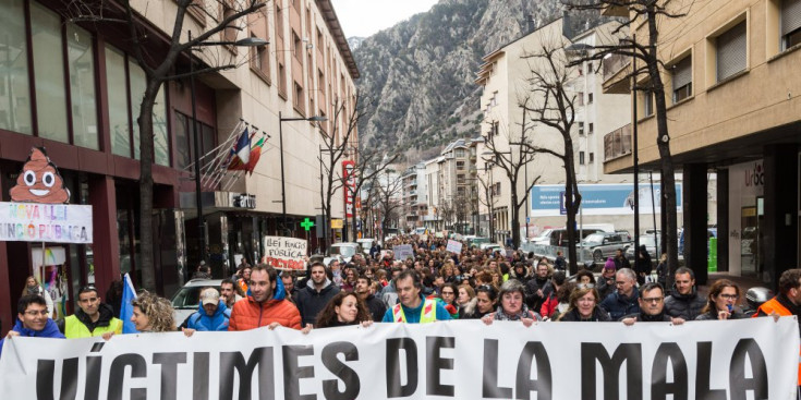 Imatge de la marxa que van fer els manifestants ahir a la tarda pels carrers d’Andorra la Vella.