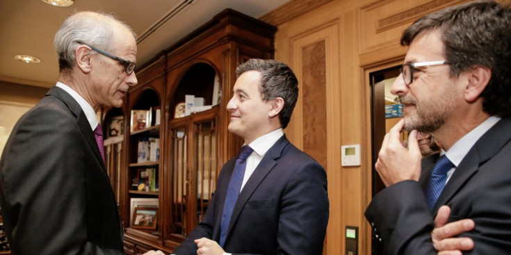El ministre Darmanin i el cap de Govern se saluden en presència del ministre Jordi Cinca, ahir.
