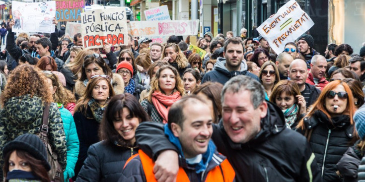 Manifestants protesten a l’avinguda Carlemany.