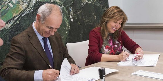 Rafael Valverde i Conxita Marsol durant la signatura del conveni, ahir.