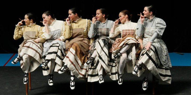 Una part del sector femení del cos de dansa de l’Esbart Laurèdia en una actuació anterior.