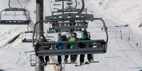 Un grup d’esquiadors en un telecadira