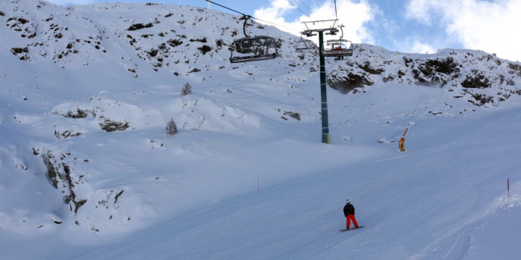 Un esquiador sota d’un dels remuntadors de l’estació d’Arcalís.