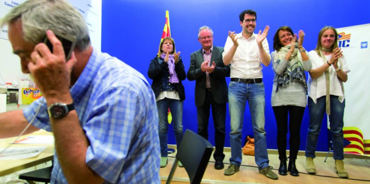 Albert Batalla, al centre aplaudint, amb alguns dels seus companys de partit celebrant la víctòria, ahir a la Seu d’Urgell.