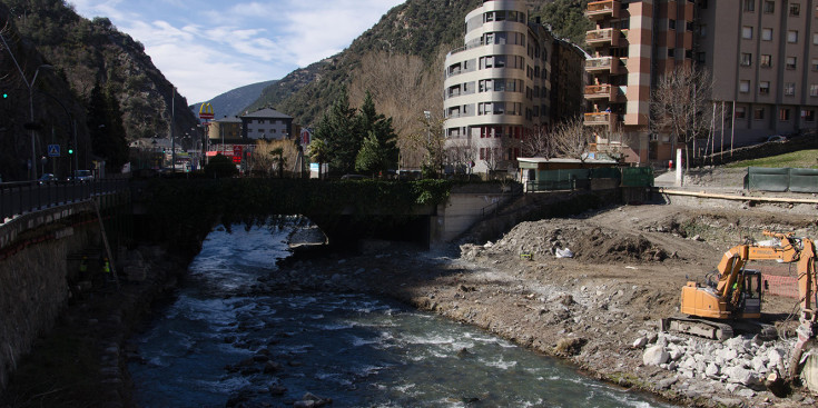 Una excavadora, al costat del riu, sota el pont de Fontaneda.