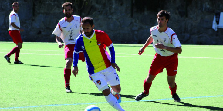 Ludo inicia l’atac tricolor en el partit anterior contra el CF Linyola, que es va disputar a Aixovall.