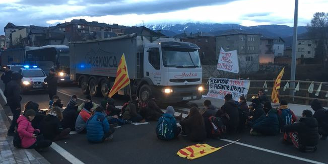 Imatge de la trentena de persones concentrades al pas de vianants del pont de davant l’antic càmping Valira, dijous al matí.