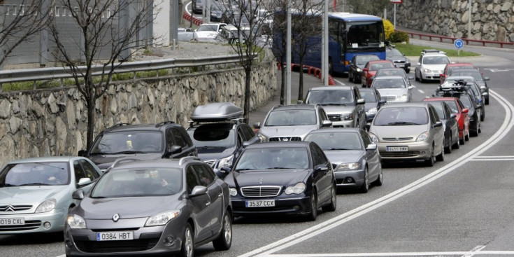 Cues de vehicles cap a la frontera hispanoandorrana.