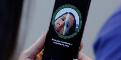 Una noia utilitza el Face ID de l’iPhone X.