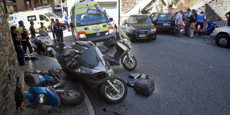 Imatge del moment posterior a un accident amb diverses motos implicades.
