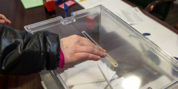 Un votant diposita la papareta en l'urna.