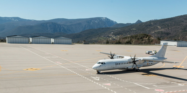 Un avió a l’aeroport de la Seu d’Urgell.