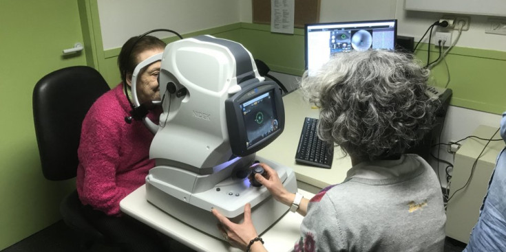 Una pacient es sotmet a una prova oftalmològica.