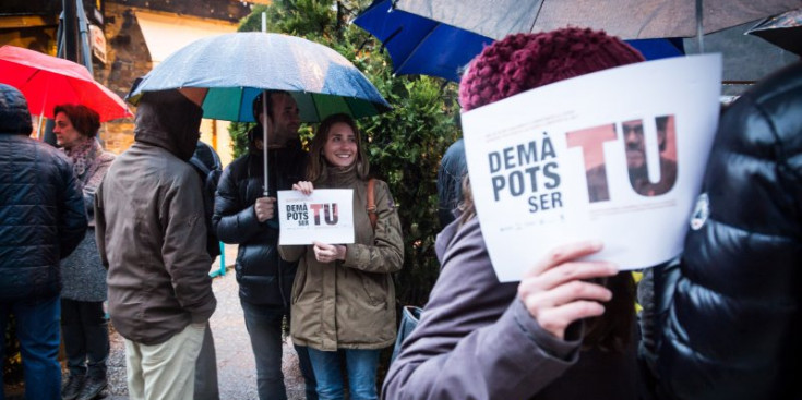 Els manifestants davant l’ambaixada espanyola, ahir.