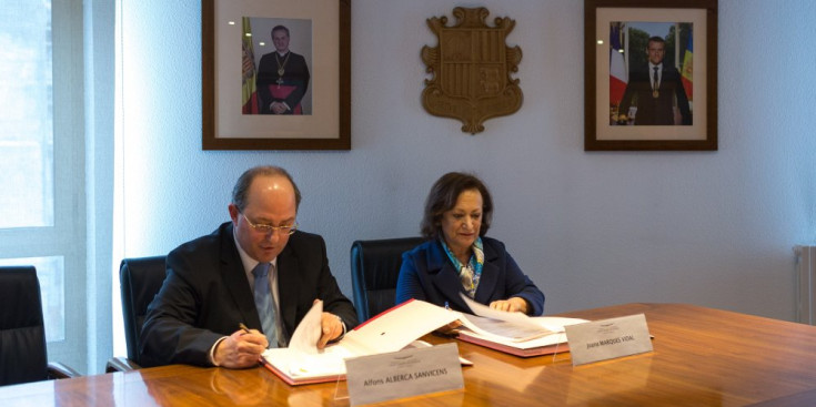 El Fiscal General, Alfons Alberca, i la seva homòloga portuguesa, Joana Marquès, signen el protocol de col·laboració entre la Fiscalia General Andorrana i Portuguesa.