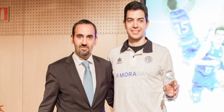 David Navarro rep el premi MoraBanc al jugador més solvent de l’equip de la temporada 2014-15, ahir a les oficines de l’entitat bancària.