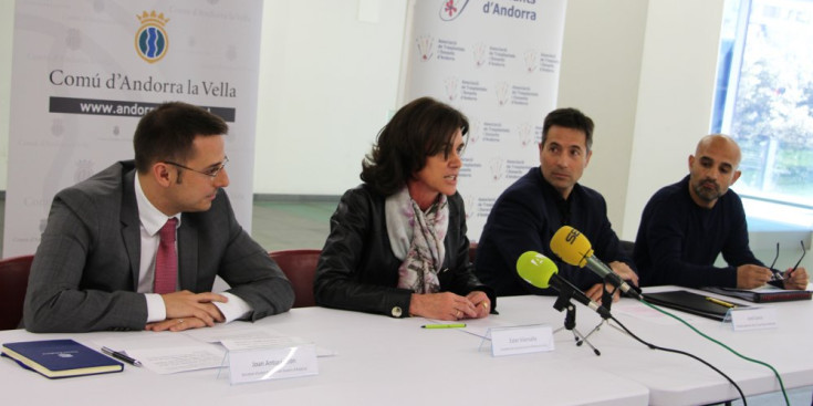 A l'esquerra, el secretari d'Estat de Salut, Joan Antoni León, durant la roda de premsa de la 4a Marató de sang.