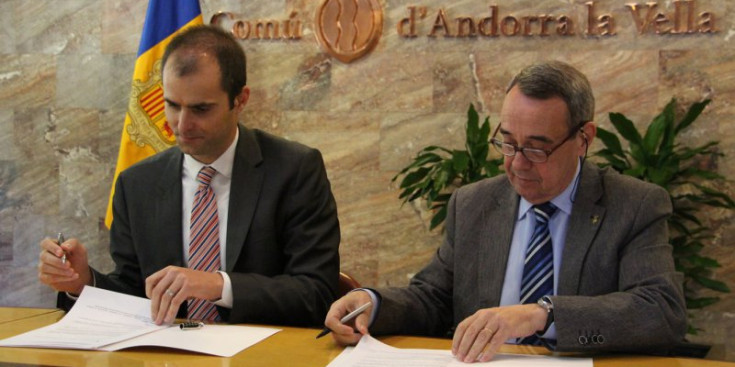 Gerard Fonolleda i el cònsol major d’Andorra la Vella, Jordi Minguillón, en el moment de la signatura d’ahir.