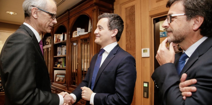 El ministre Darmanin i el cap de Govern se saluden en presència del ministre Jordi Cinca.