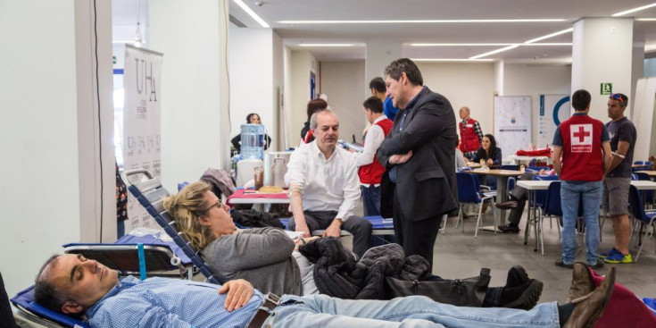 El Ministre de Salut, Carles Álvarez Marfany, després de donar sang a la sala Àgora de la capital, ahir.