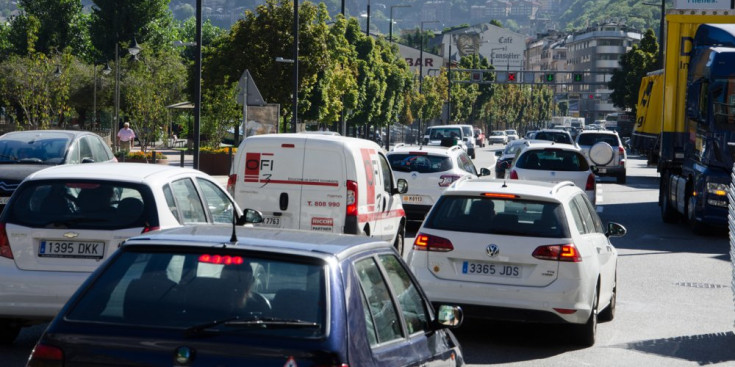 Vehicles a l'avinguda Tarragona d'Andorra la Vella.