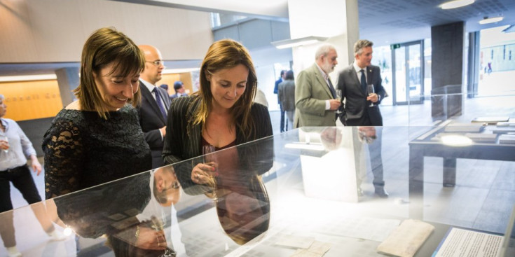 Les ministres Eva Descarrega i Olga Gelabert en la inauguració de l’exposició de James Kirkup, ahir.
