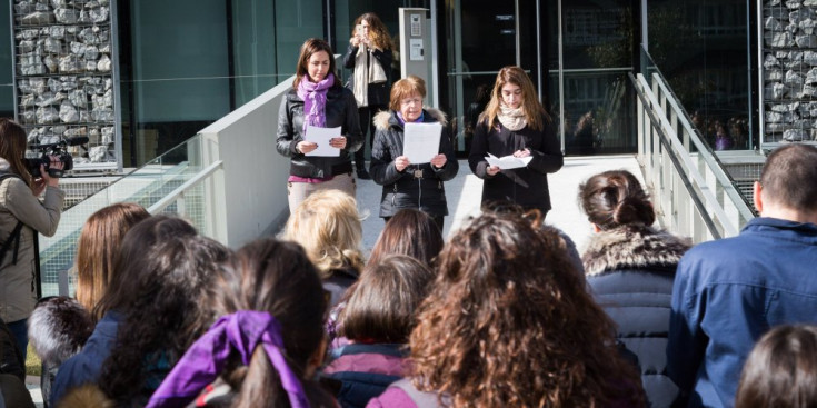 Tres membres d’Acció Feminista llegeixen el manifest del col·lectiu.