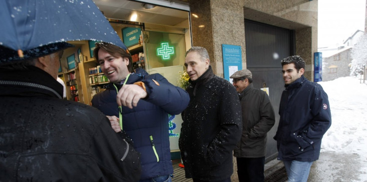 Naudi i Pintat durant la visita als comerços de la Massana.