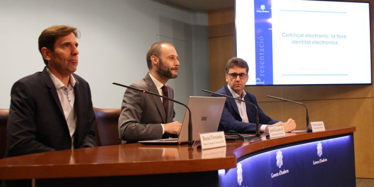 Daniel Fernández, Jordi Casadevall i Carles Casadevall, ala roda de premsa sobre el certificat digital.