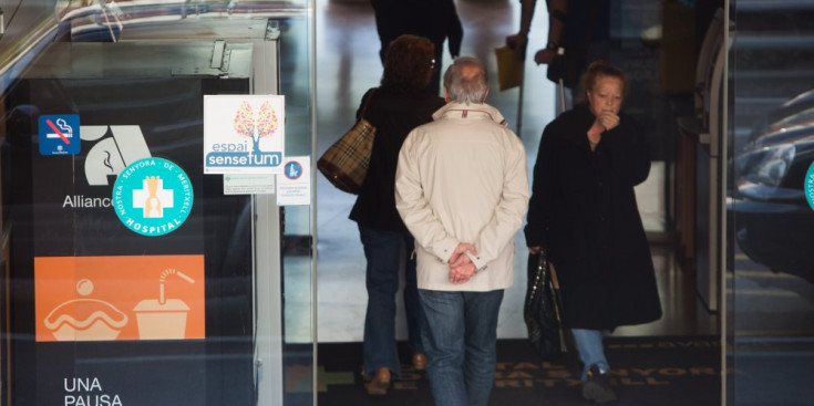 Persones a l’entrada de l’oficina del SAAS.