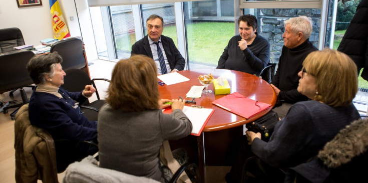 Membres de la plataforma en una reunió amb el raonador del ciutadà, Marc Vila.