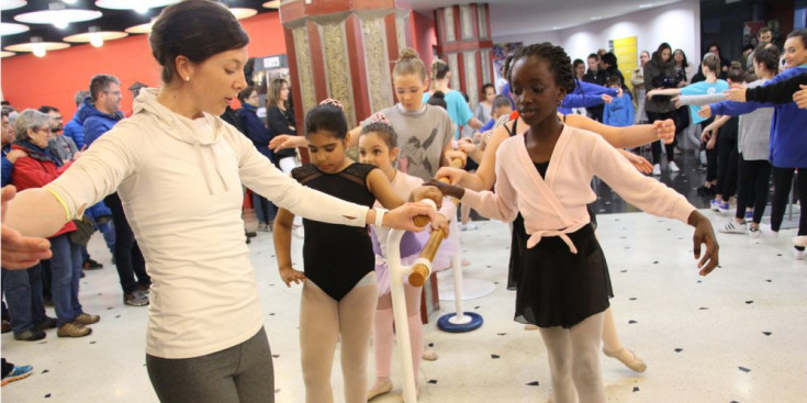 Unes nenes practiquen exercicis de dansa clàssica a La Llacuna, ahir.