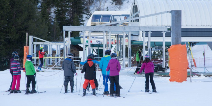 Infants i joves a les pistes d’esquí d’Ordino-Arcalís.