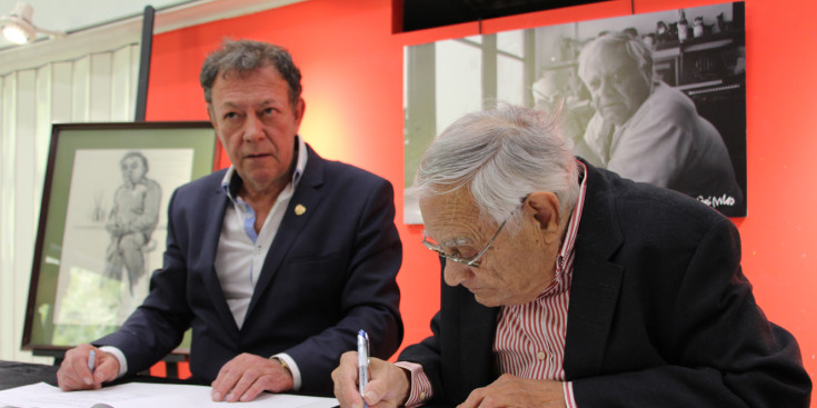 El cònsol major de Sant Julià i l’artista Sergi Mas signen el conveni, ahir.