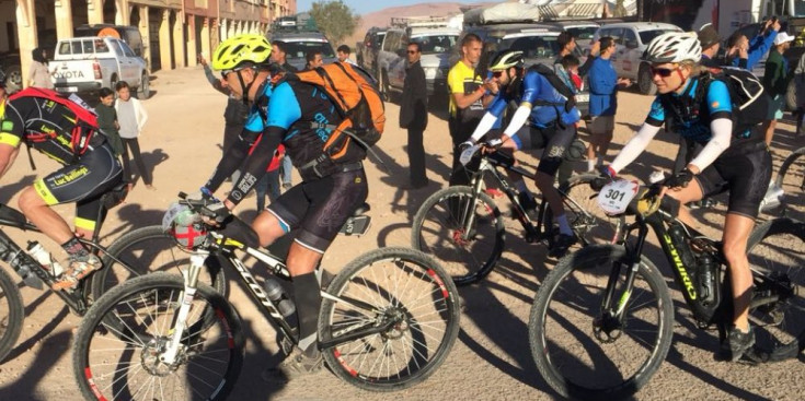 Els ciclistes de la Titan Desert, ahir.