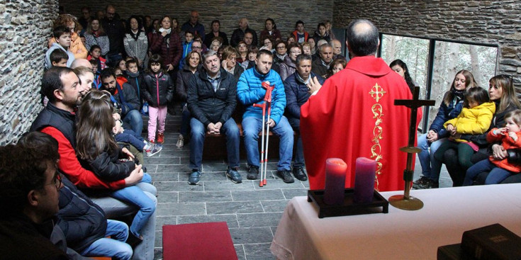 Un instant de la missa celebrada a l'església de Sant Jaume dels Cortals.