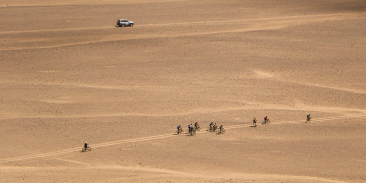 Els ciclistes entren per primer cop al desert, avui.