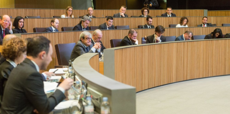L’oposició escoltant una de les intervencions d’Espot, ahir, a la sessió ordinària del Consell General.